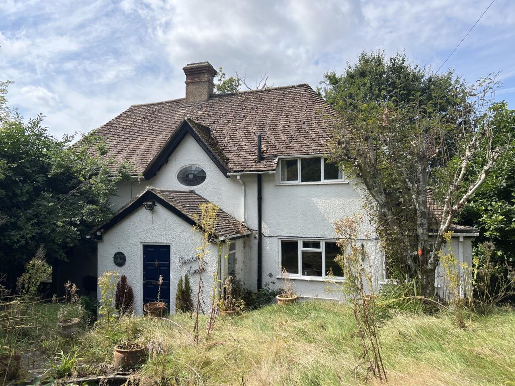 Lot: 2 - DETACHED THREE-BEDROOM HOME FOR IMPROVEMENT WITH COUNTRYSIDE VIEWS - White painted house with gardens to front